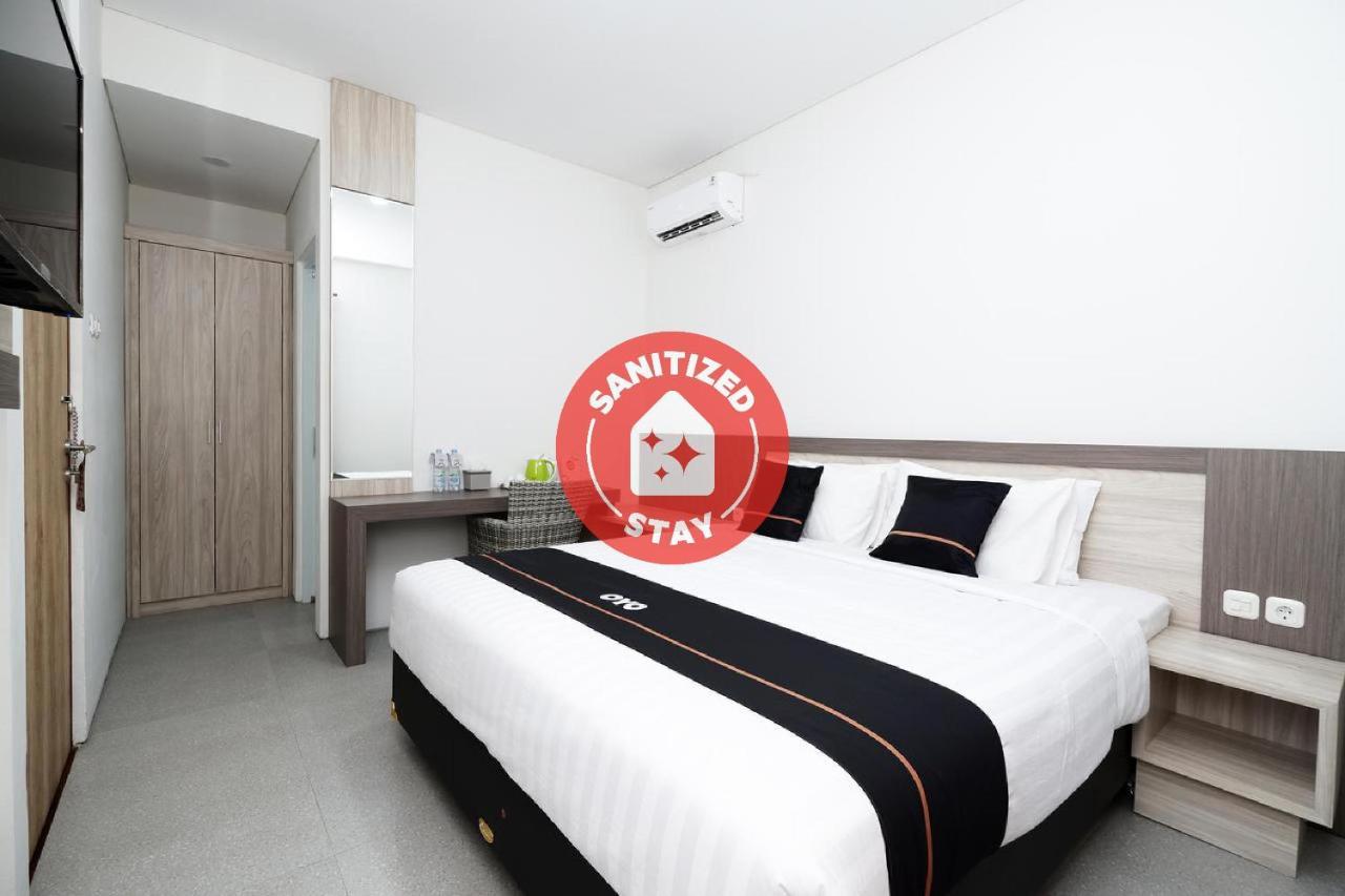 Oyo 2298 Jebres House Syariah Hotel Solo Buitenkant foto