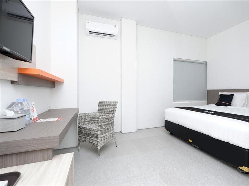 Oyo 2298 Jebres House Syariah Hotel Solo Buitenkant foto