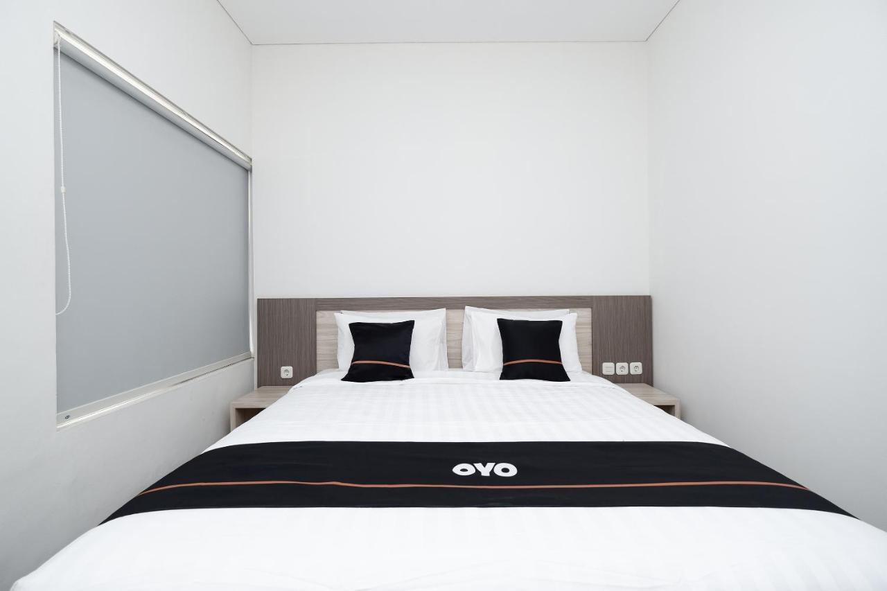 Oyo 2298 Jebres House Syariah Hotel Solo Buitenkant foto