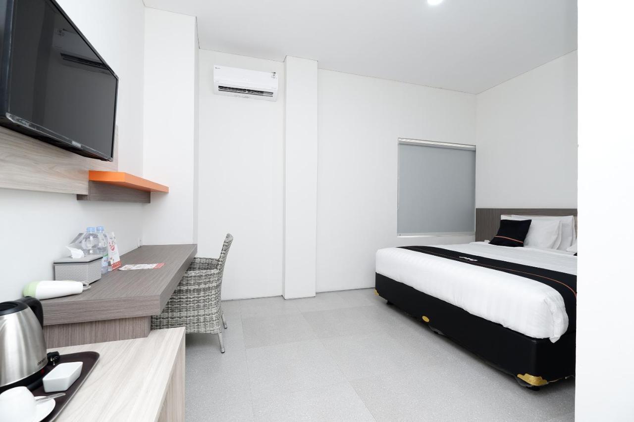 Oyo 2298 Jebres House Syariah Hotel Solo Buitenkant foto
