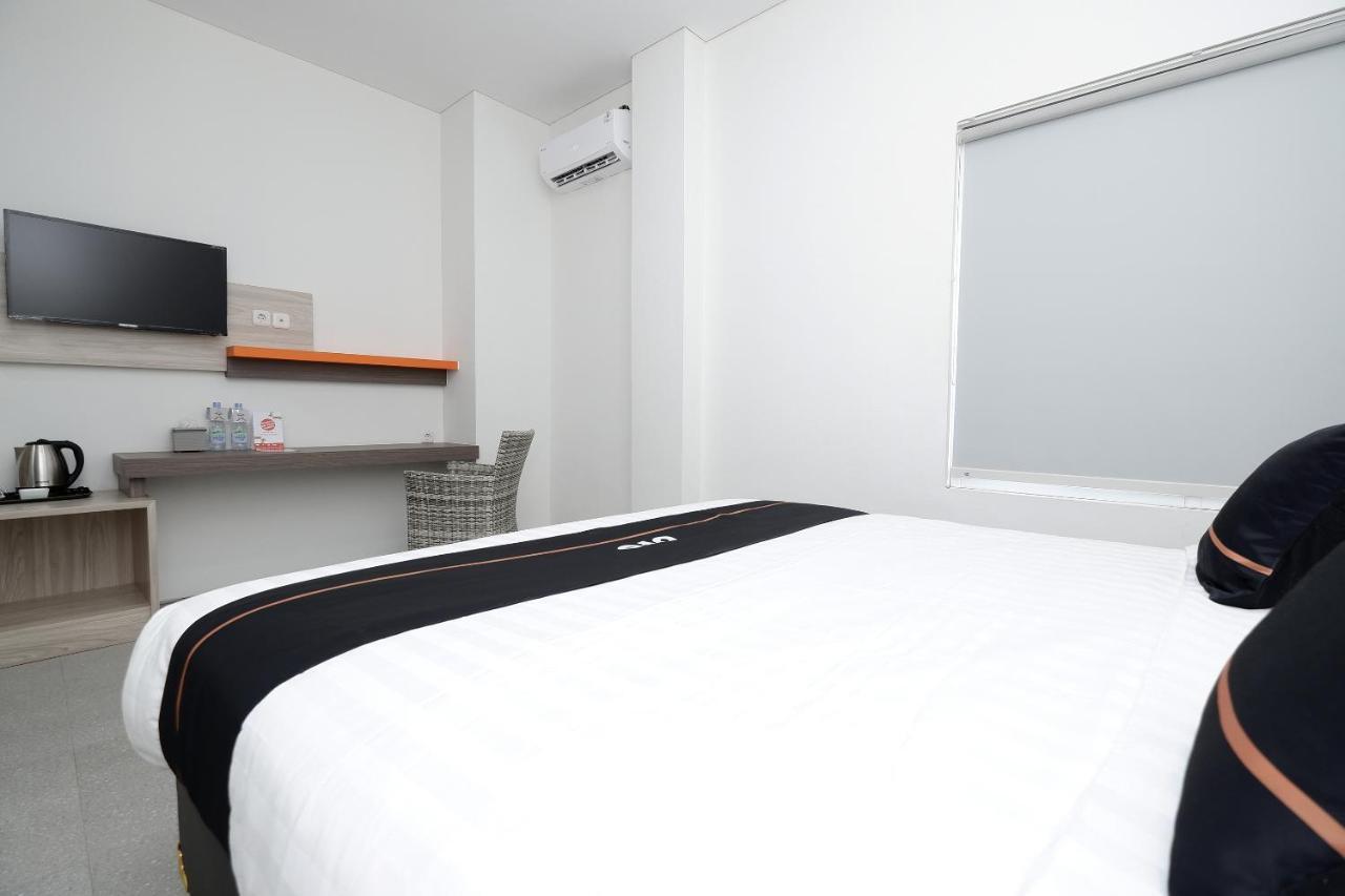 Oyo 2298 Jebres House Syariah Hotel Solo Buitenkant foto
