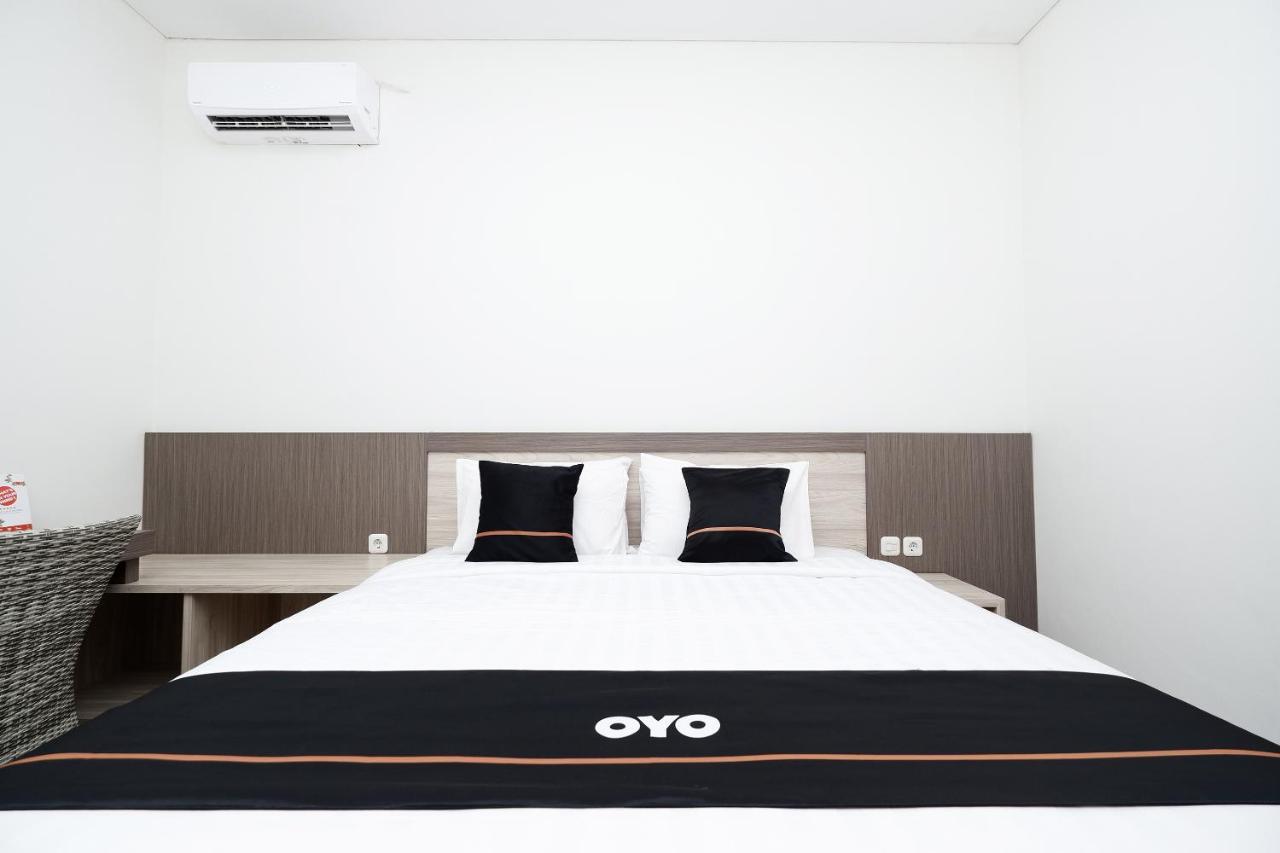 Oyo 2298 Jebres House Syariah Hotel Solo Buitenkant foto