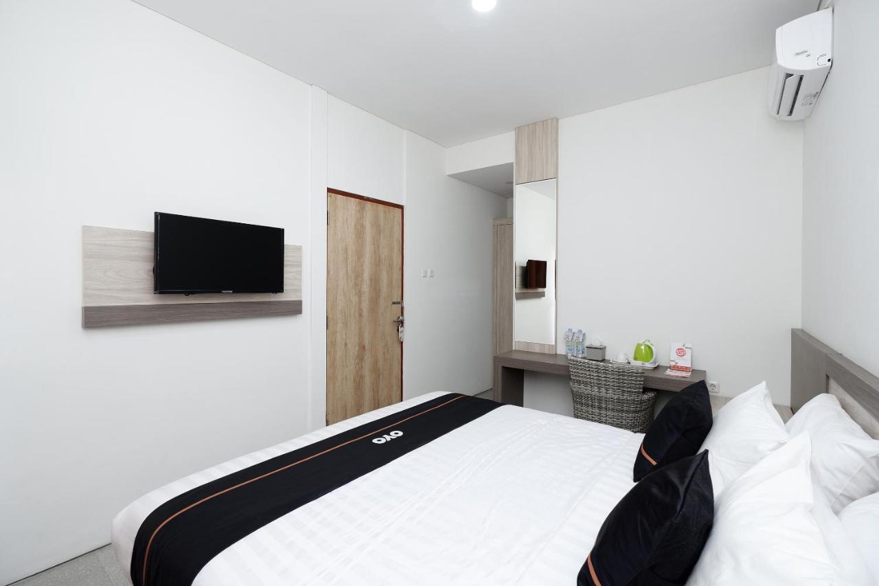 Oyo 2298 Jebres House Syariah Hotel Solo Buitenkant foto